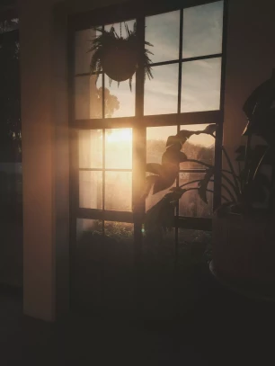 Rayons de soleil du matin qui traversent la fenêtre d'une maison