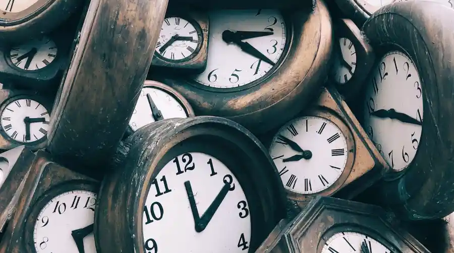 Plusieurs horloges affichant des fuseaux horaires différents, symbole du décalage circadien