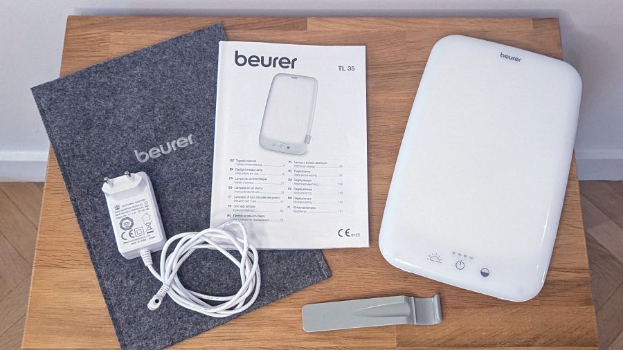 La lampe de luminothérapie Beurer TL35 et ses accessoires